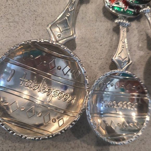 Holiday Theme Silver Measuring Spoons with Green and Red Accents - Picture 3 of 6